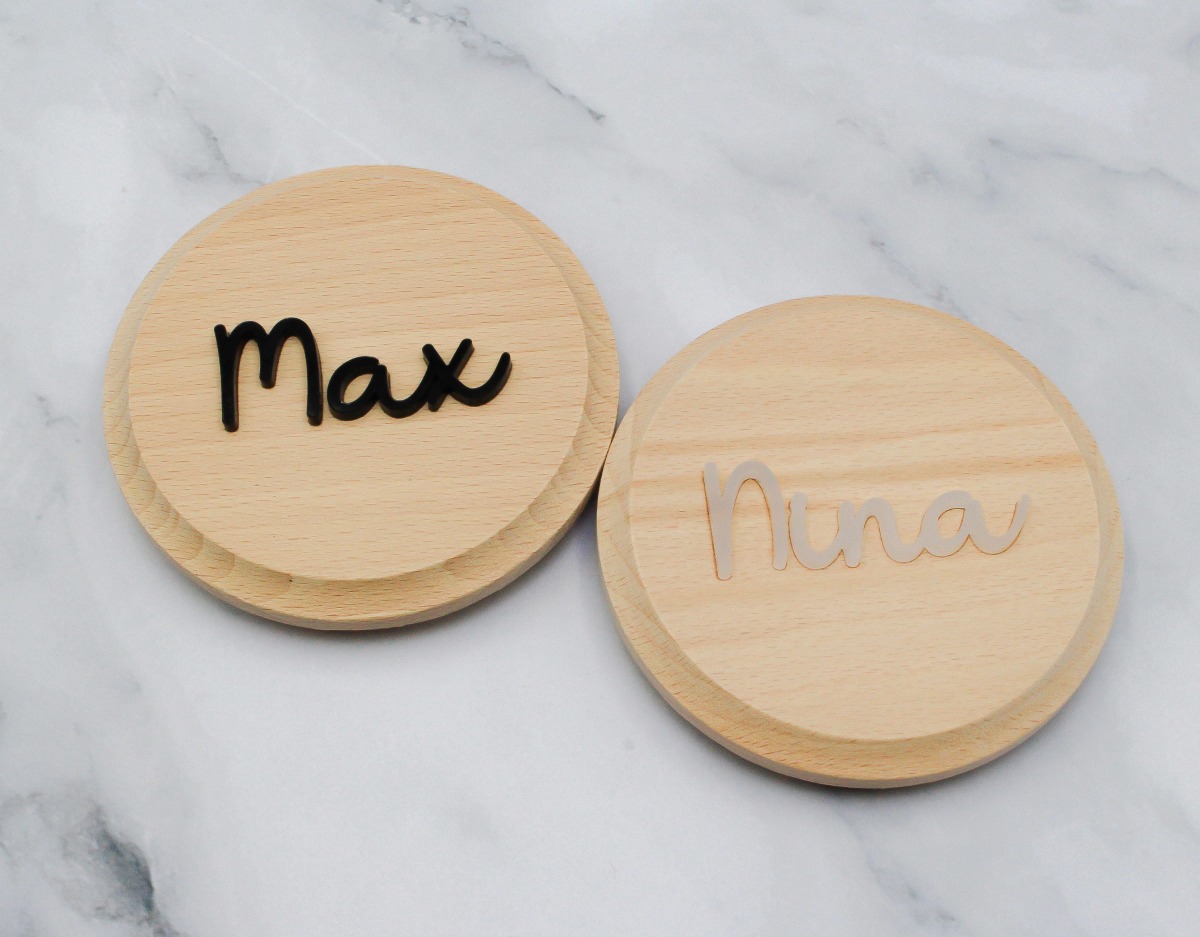 Bierdeckel mit aus Buche mit haptischen Acrylschriftzug weiss