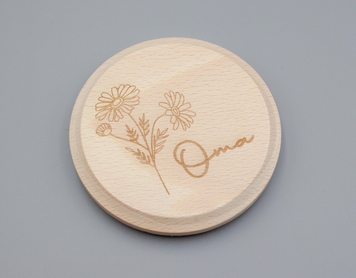 Glasabdeckung aus Buche mit "Oma"-Gravur Bild 1