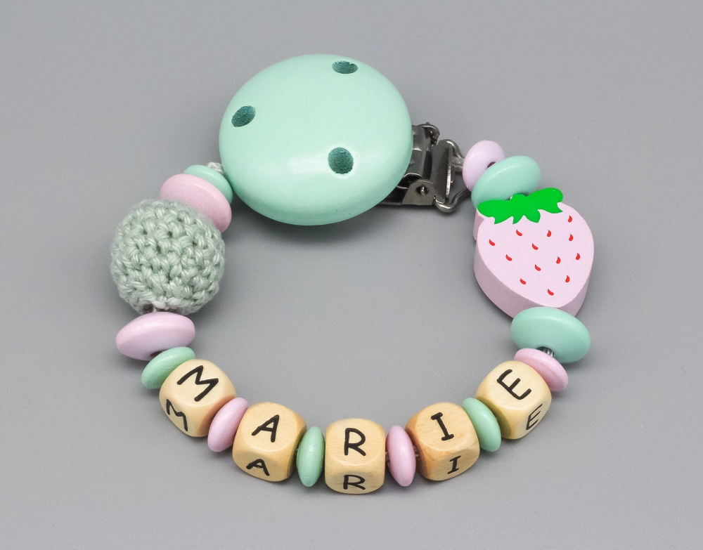 Schnullerkette mit Häkelperle und Erdbeere und Namen
