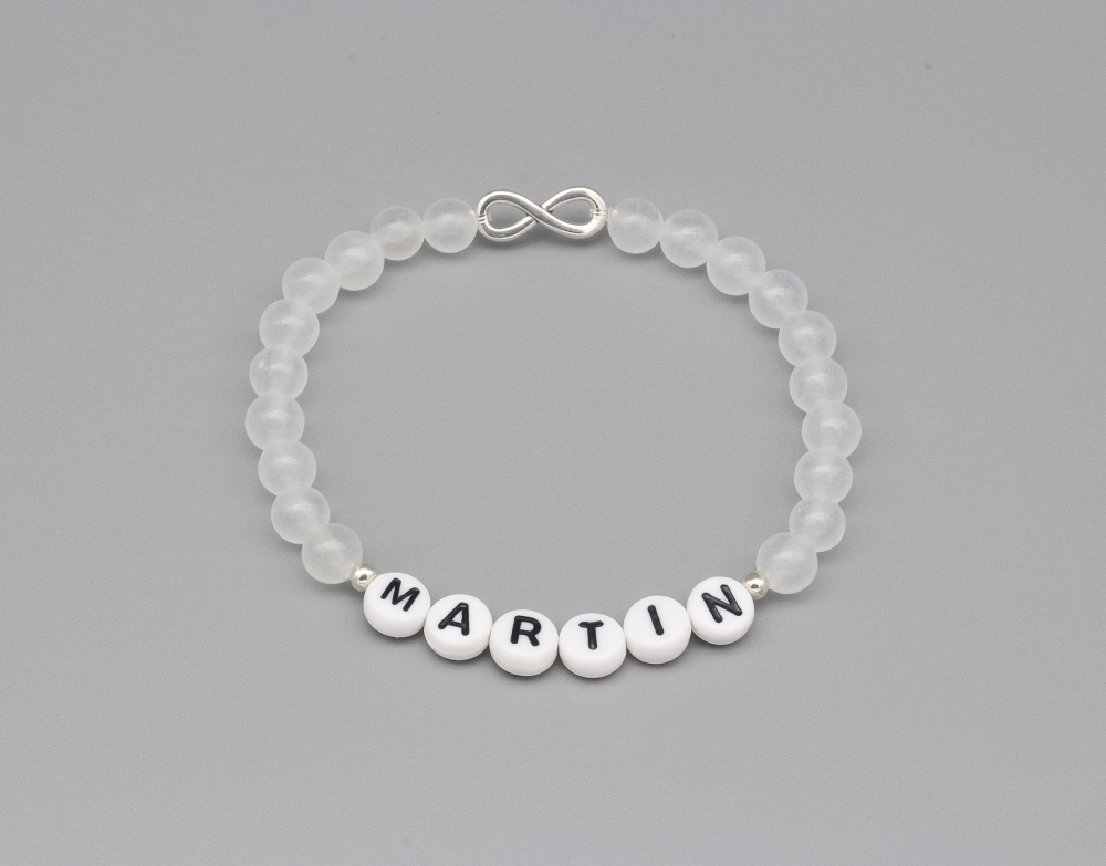 Armband mit Unendlichkeitsschleife