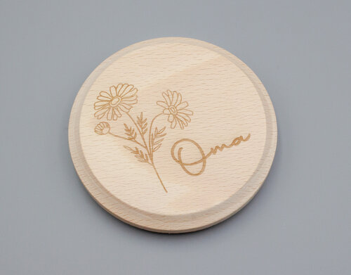 Glasabdeckung aus Buche mit "Oma"-Gravur Bild 1